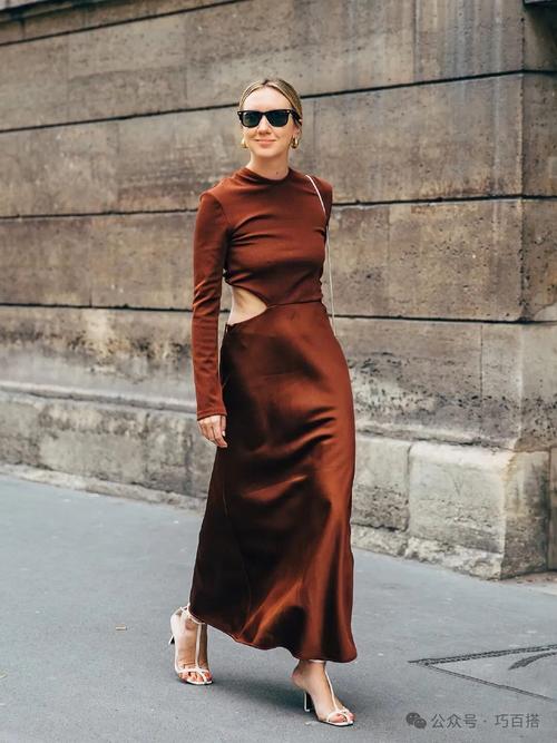 早春裙裝點睛術 內搭連衣裙與飾品的完美協(xié)奏